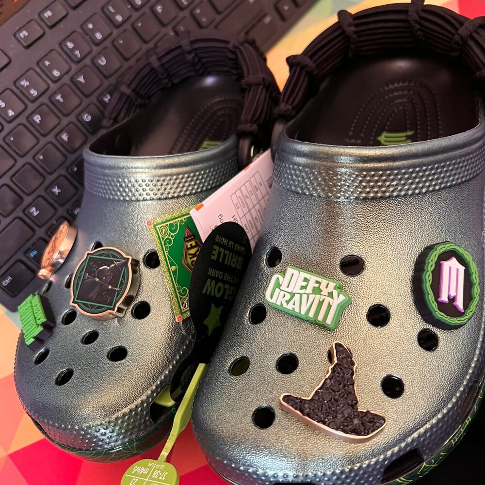 NWT Wicked Elphaba Classic Clog  AND WICKED 5-PACK JIBBITZ